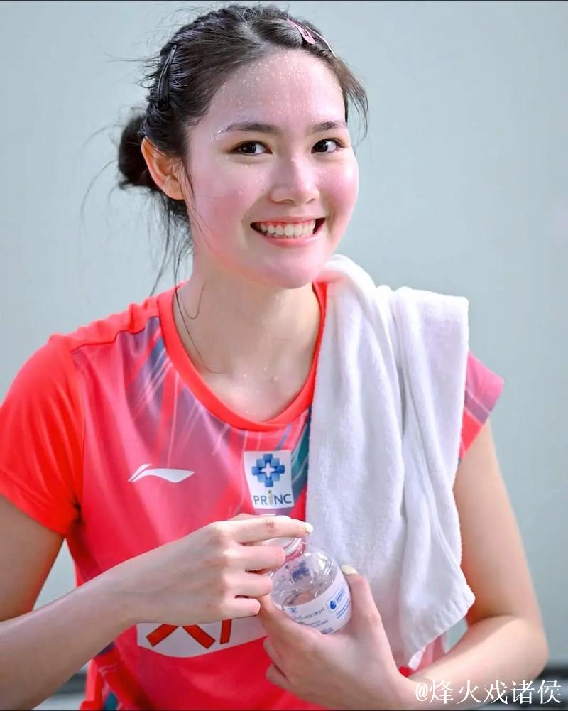 泰国羽毛球美人碧查梦，天赋异禀以赛代练，衣品卓越治愈系代表