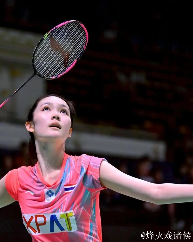 泰国羽毛球美人碧查梦，天赋异禀以赛代练，衣品卓越治愈系代表